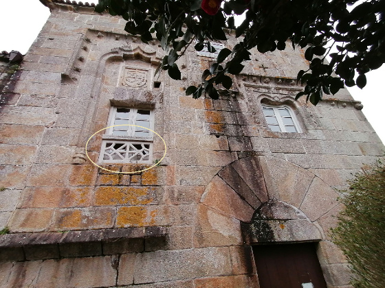Balcón de una de las torres logo del pazo