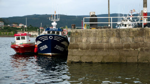 Puerto con dos barcos