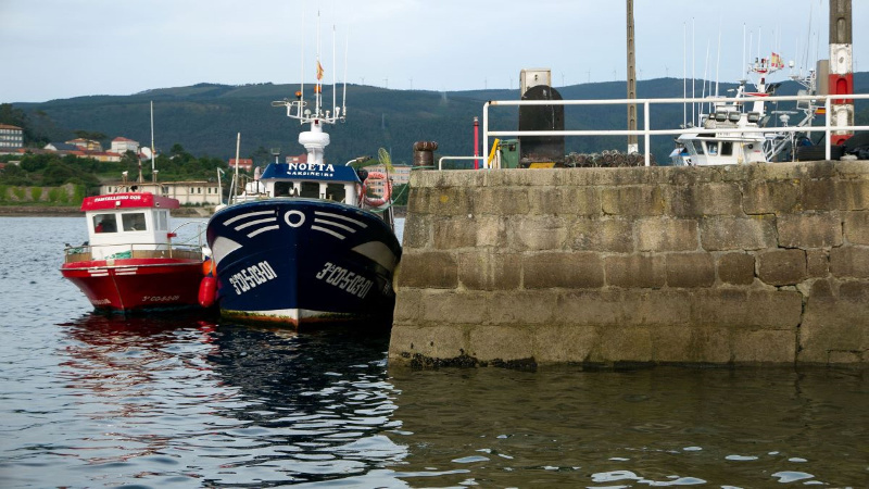 Barcos pesqueros Dos barcos pesqueros atracados en un puerto