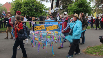 Manifestición contaminación océanos