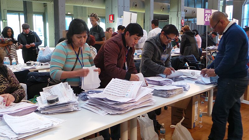 Imagen no relevante para la comprensión del texto. Fotografía de un recuento en una mesa electoral