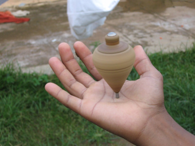 Fotografía da man dunha persoa cunha buxaina xirando