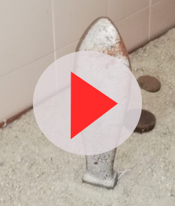 Fotografía dunha chave de lingua, preme para ver o vídeo sobre este tipo de chave