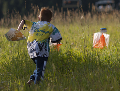 Fotografía dun neno nunha carreira de orientación