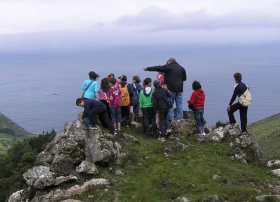 Miradoiro Fotografía dun grupo de nenas e nenos mirando unha paisaxe
