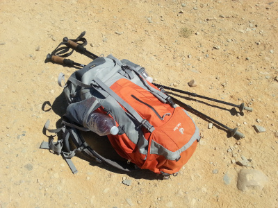 Fotografía dunha mochila tirada no chan