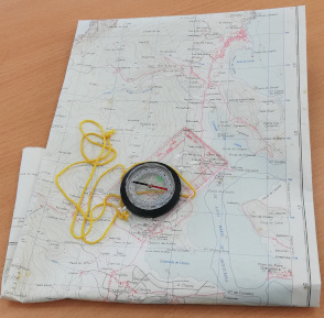 Mapa e compás Fotografía dun compás sobre un mapa.