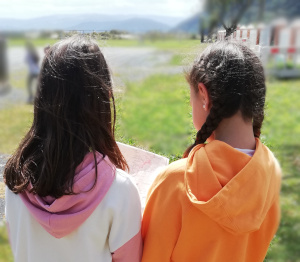 Colaborar Fotografía de dúas nenas que traballan en equipo