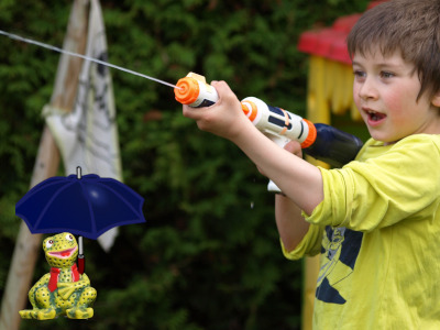 Neno cunha pistola de agua