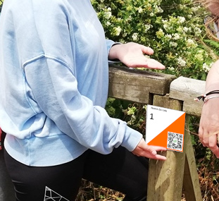 Colocar baliza Fotografía da colocación dunha baliza nun poste