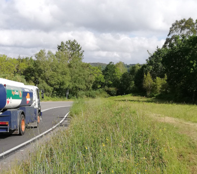 Camiño xunto a estrada Fotografías dun camiño xunto a unha estrada