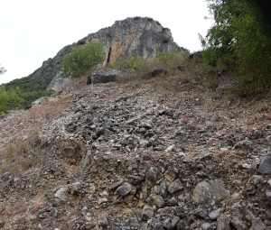 Fotografía dun terreo con risco de desprendemento de rochas