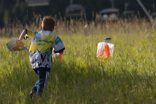 Fotografía dun neno practicando orientación