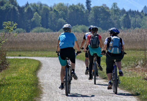 Fotografía dun grupo de ciclistas por unha senda