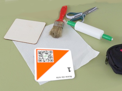 Material necesario para pegar a baliza de papel nunha base de madeira