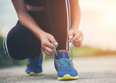 Unha persoa ata ben as zapatillas