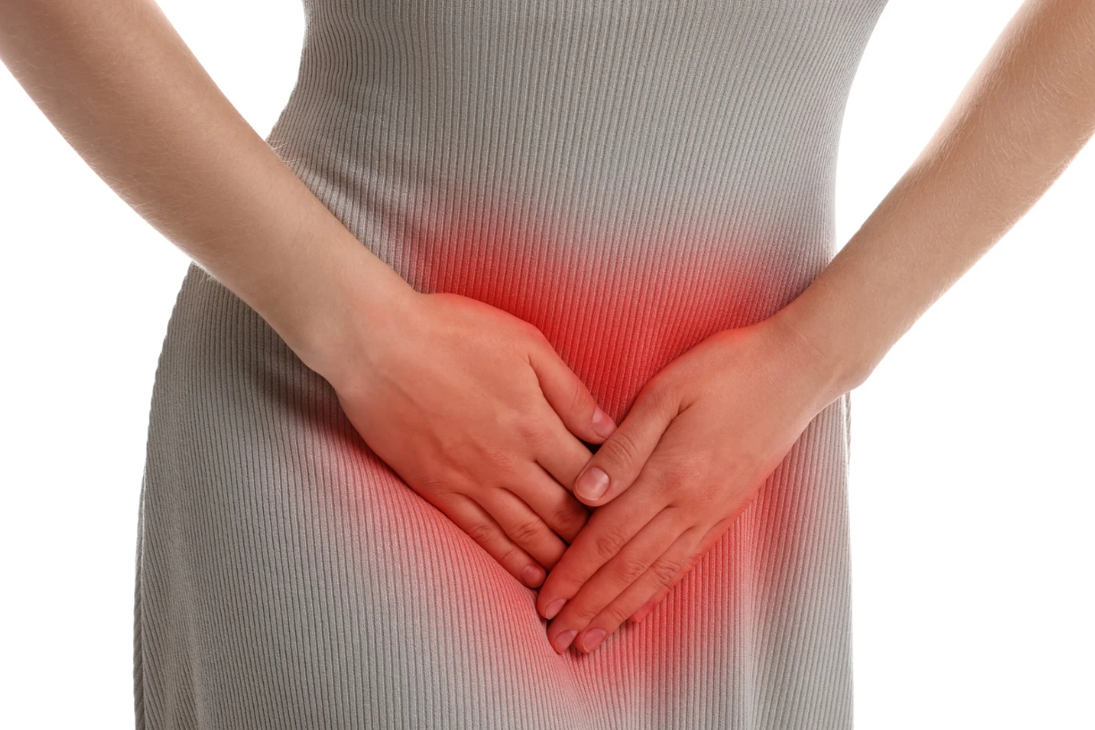 Imaxe dunha persoa mostrando dores no abdome