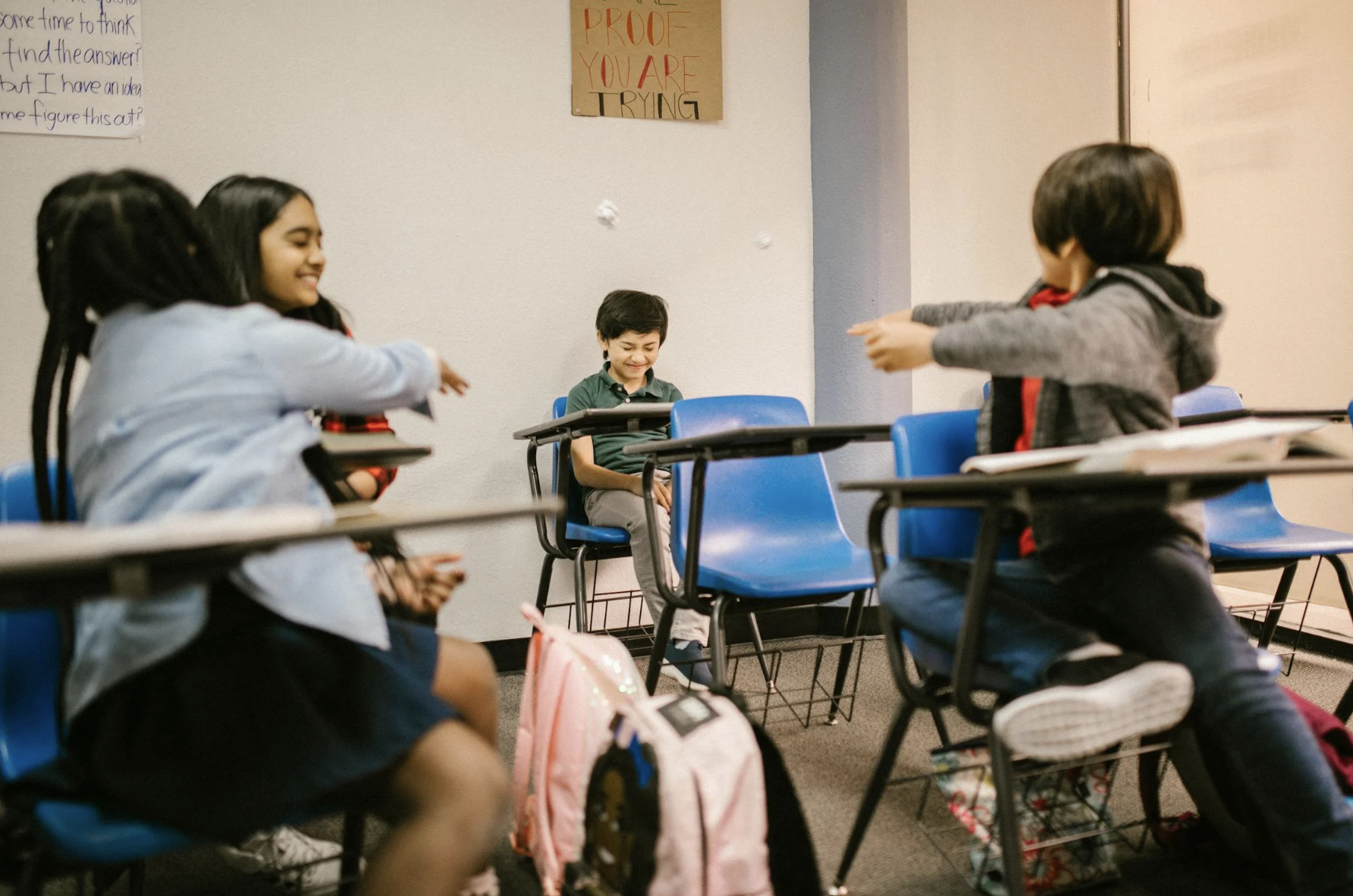 Neno sendo sinalado polo resto da clase