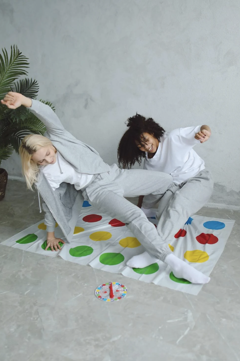 rapazas xogando ao twister