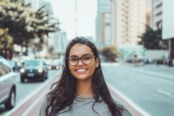 Mujer con gafas negras