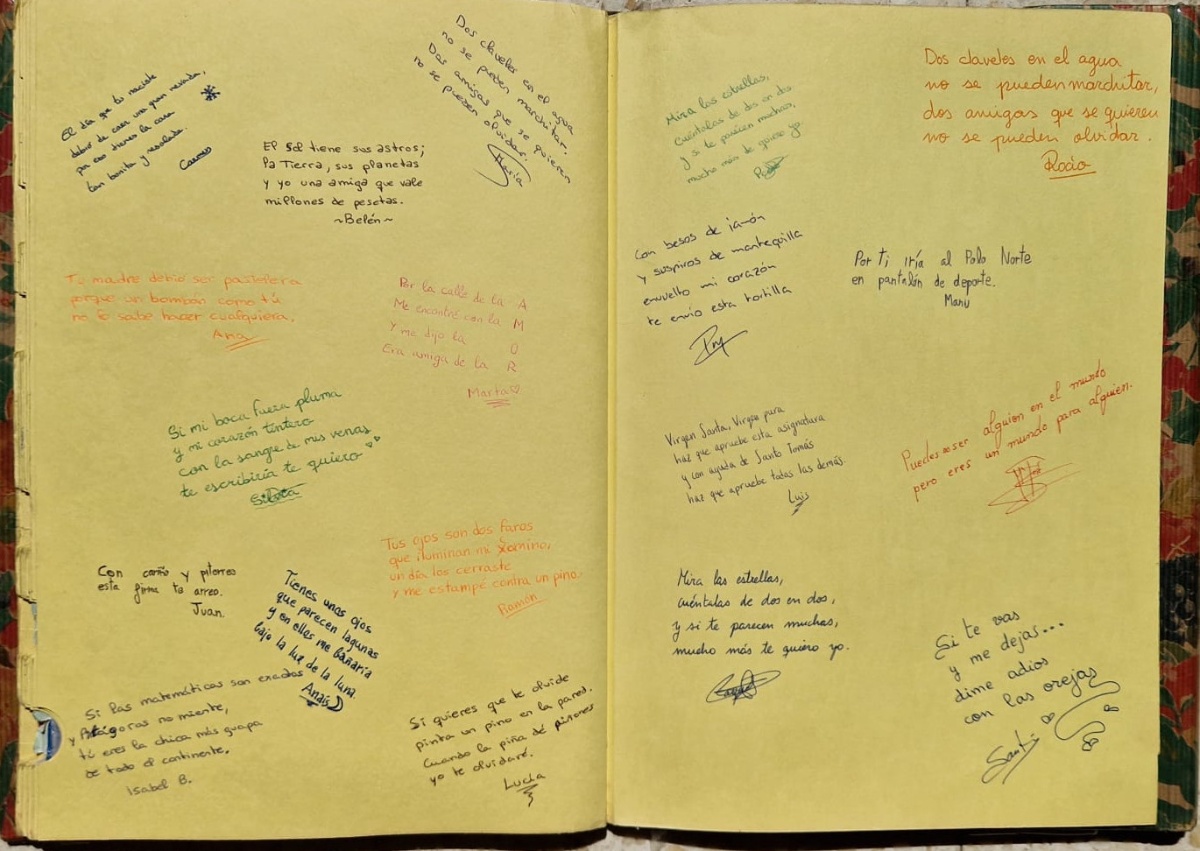 Libreta con poemas manuscritos