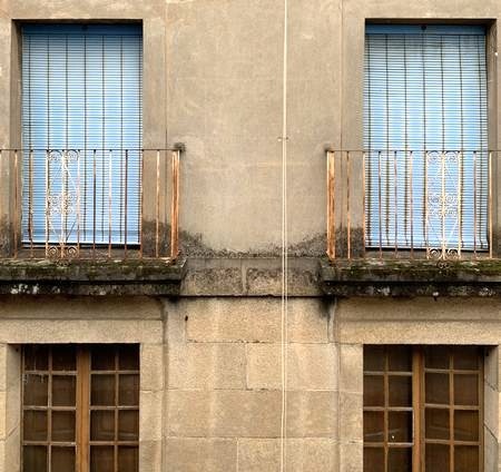 Ventanas con persianas bajadas y contras cerradas.