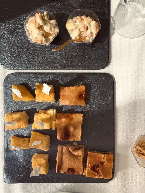 Tortilla, empeana y ensaladilla repartida en porciones