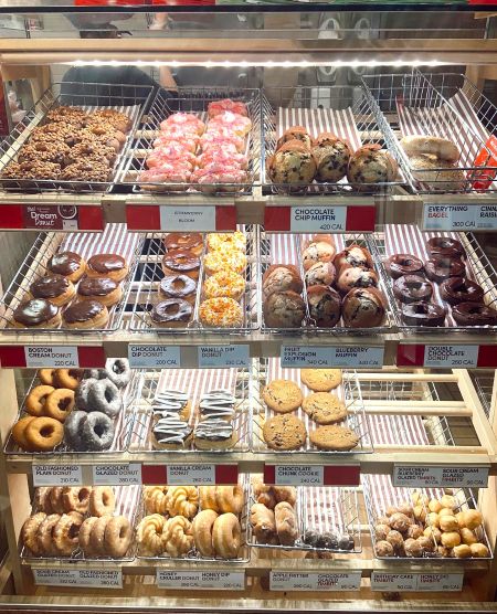 Escaparate con diferentes rosquillas, galletas y bizcochos