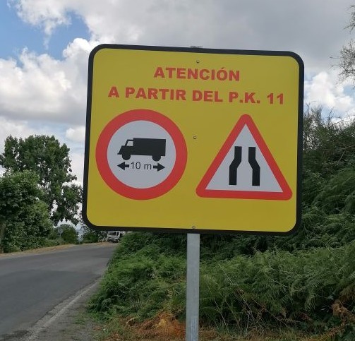 Señal de atención en P.K. 11 (cREAgal) Señal con símbolos de prohibido camiones de más de 10 metros y estrechamiento de calzada a partir del P.K.11