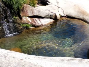 Poza de agua entre rocas de granito