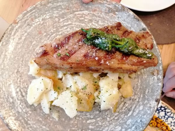 Plato de ternera gallega con patatas