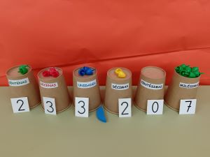 Numero decimal representado por vasos y fichas