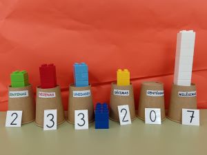 Numero decimal representado por vasos y fichas