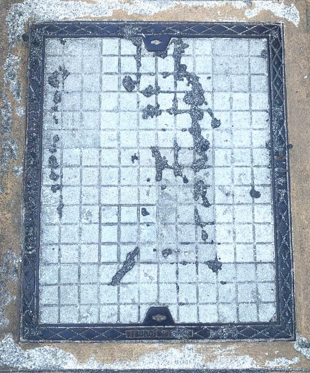 Alcantarilla dividida en cuadrados en mal estado
