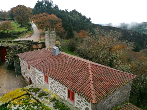 Castillo de Pambre con tejado de forma triangular