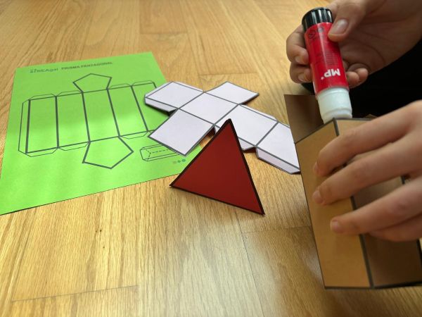 Pegando los cuerpos geométricos