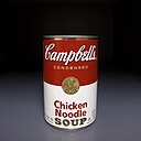 Lata de conservas de sopa de tomate.