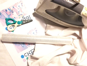 Fotografía do material necesario para estampar con plástico