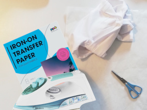 Fotografía do material necesario para estampar camisetas con papel tránsfer