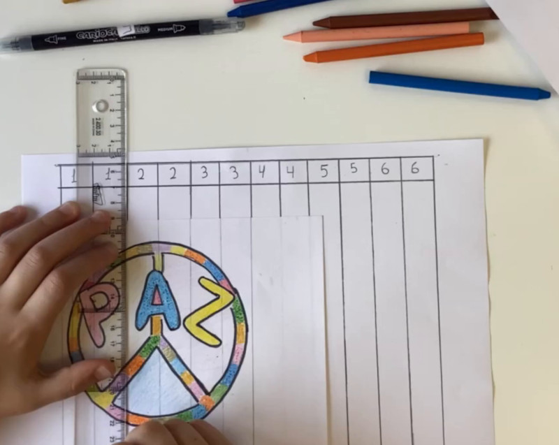 Marcar o debuxo (cREAgal) Fotografía do proceso de marcar as liñas no debuxo da paz