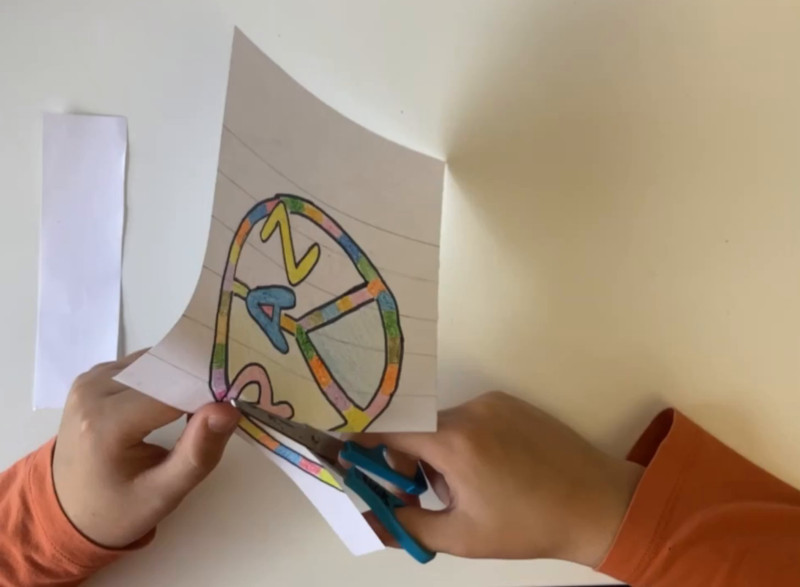 Recortar tiras (cREAgal) Fotografía que amosa o recorte en tiras do debuxo