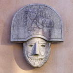 Peliqueiro Fotografía dunha escultura en pedra dunha máscara de peliqueiro