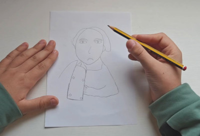 Debuxo de retrato (cREAgal) Un neno debuxa un retrato dunha muller