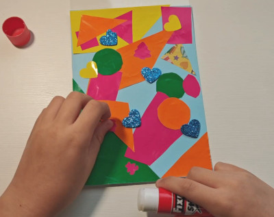 Pegar colaxe (cREAgal) Fotografía do proceso de pegado dos papeis de cores para facer a colaxe