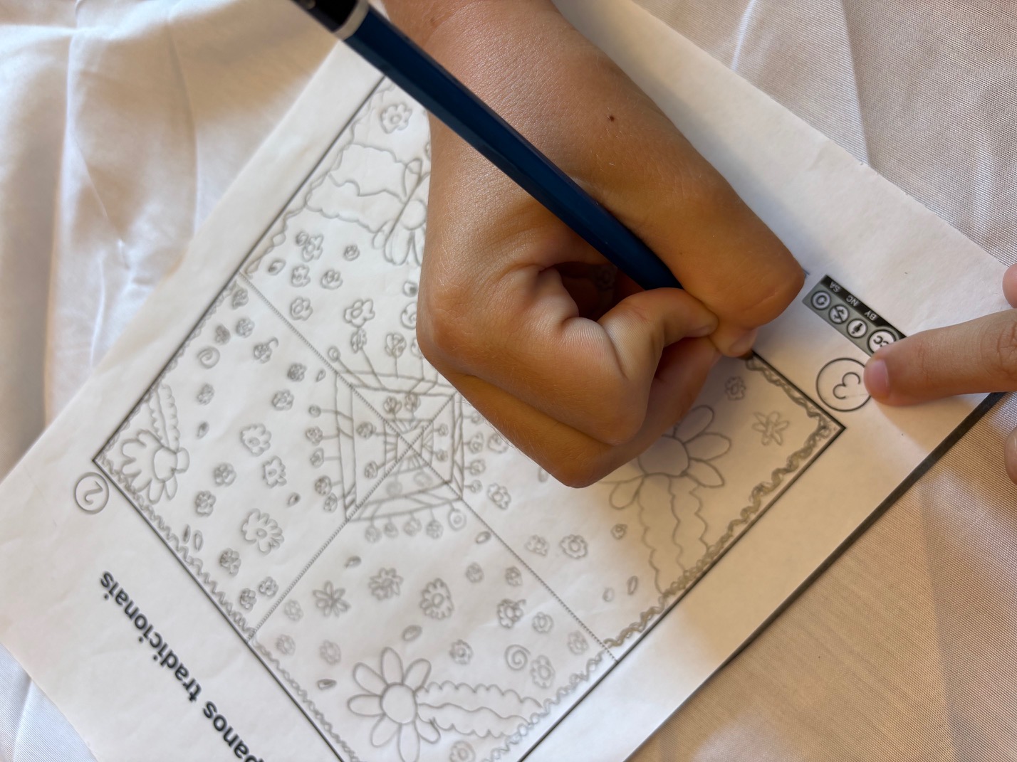 Imaxe dunha man repasando un debuxo con lapis.