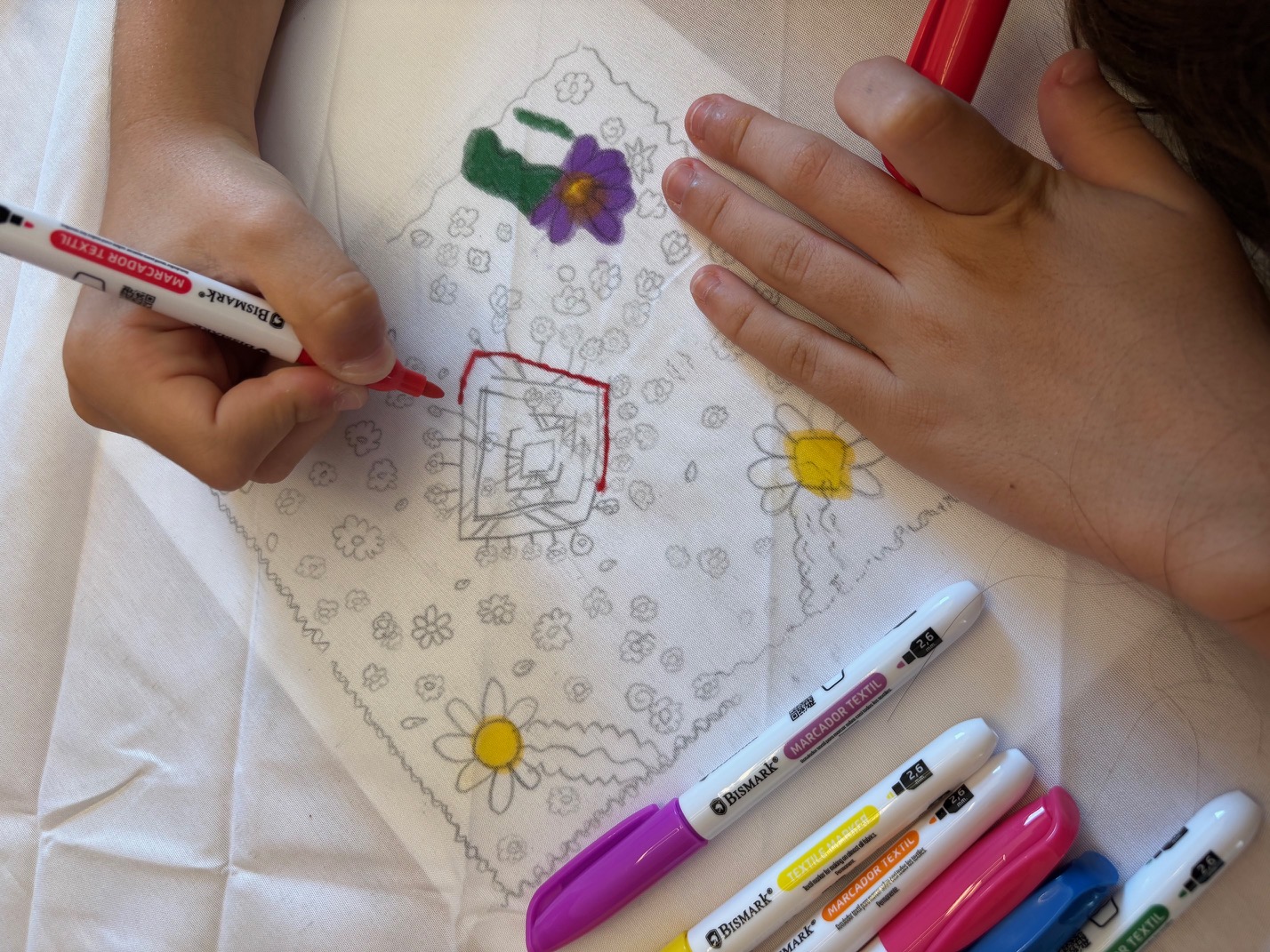 Imaxe no que se colorea un pano con rotuladores