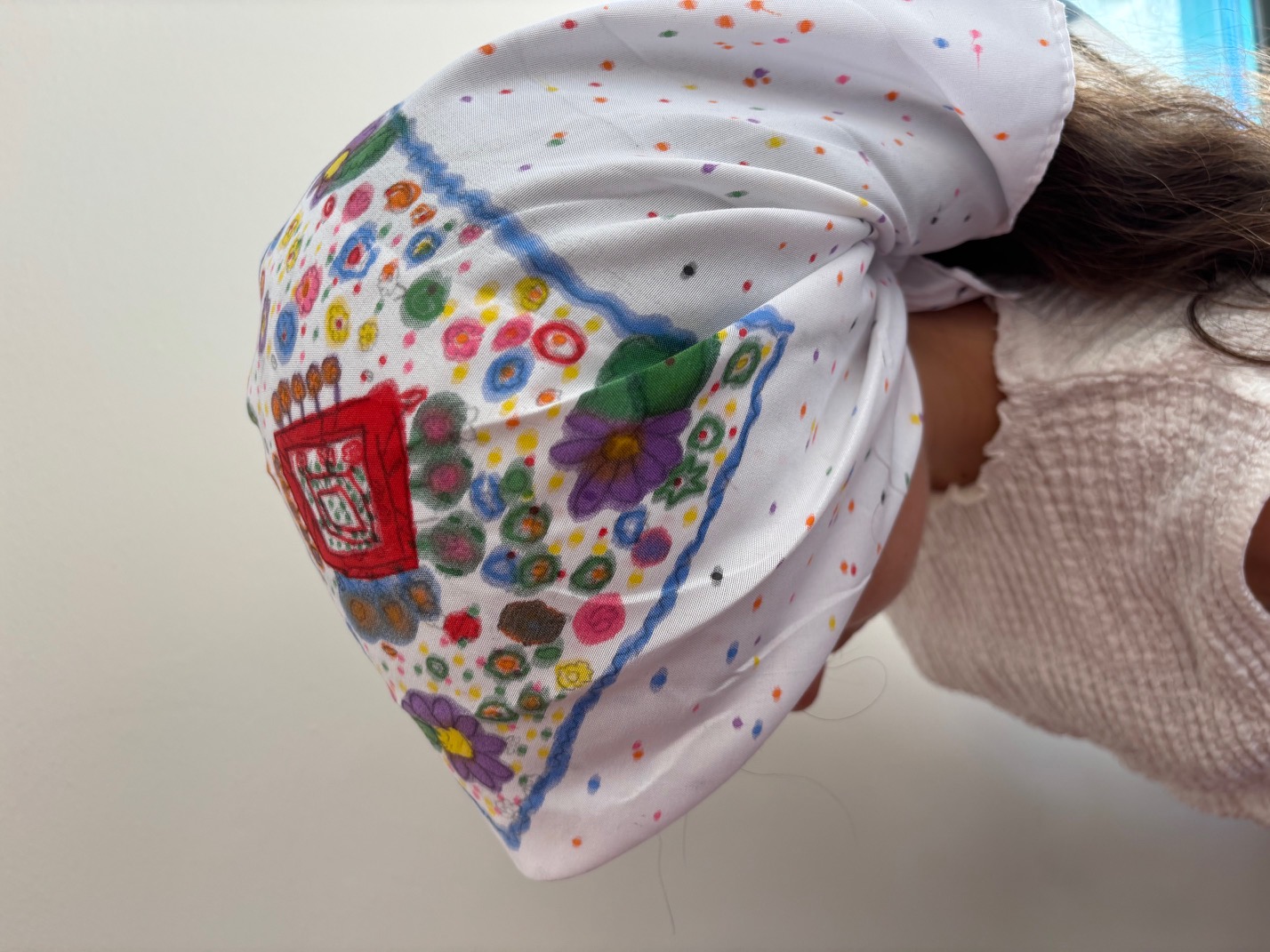 Imaxe dunha persoa co pano na cabeza.