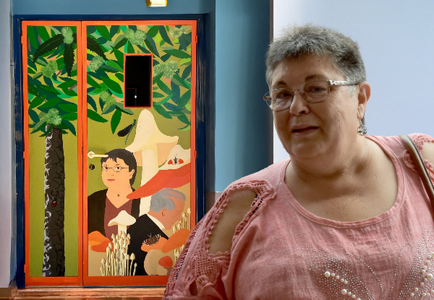 Marisa Castro posando diante da porta do laboratorio do IES Isaac Díaz Pardo (Sada) decorada na súa honra.