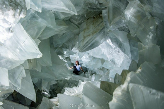 Espeleóloga no interior da xeoda de Pulpí, Almería