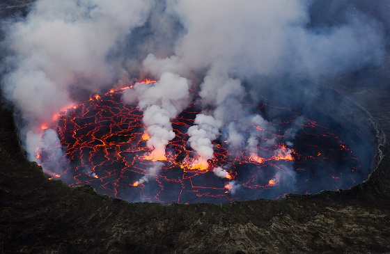 Lago de lava do volcán Nyiragongo, RDO